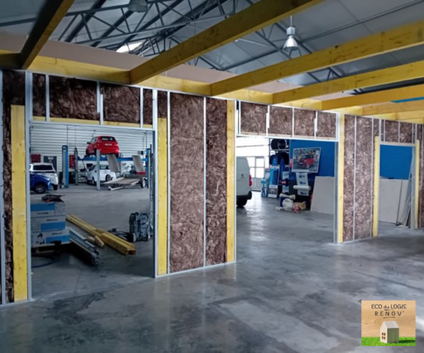Contre-cloison avec laine de verre acoustique 45mm pour espace show-room dans garage