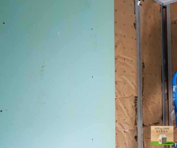 Placo hydrofuge sur mur de salle d'eau