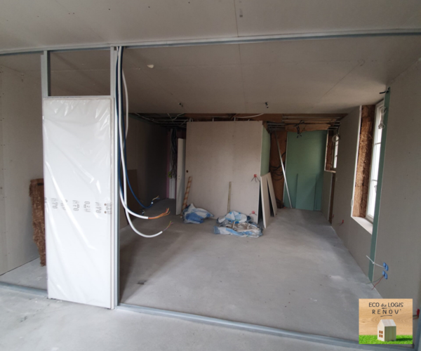 Pose de cloison et de son bloc-porte dans logement locatif rénovation d'immeuble à L'Aigle